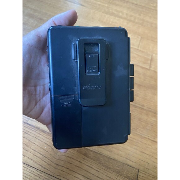 Sony Walkman WM-F2015 FM/AM Cassette Player Radio Parts Or Repair Not Tested - Picture 4 of 8